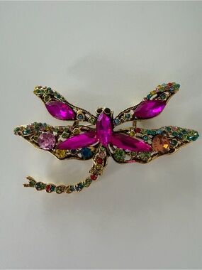 FUSHIA GEMSTONE AND ANTIQUE GOLD PLATED COSTUME JEWELLERY DRAGONFLY BROOCH